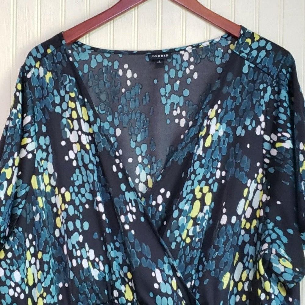 Torrid Dress Womens 4 Multicolor Geometric Short Sleeve V Neck Wrap Knee Length